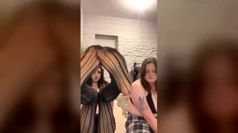 Snapshot of bellaxlauren chatting on February 24, 2026, 8:51 pm bellaxlauren online show from February 24, 2026, 8:51 pm