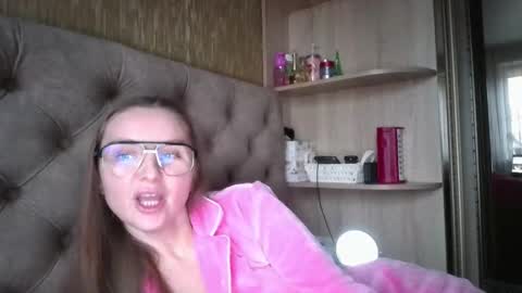 Amelia online show from December 22, 2025, 1:19 pm