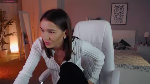 Bella online show from October 8, 2025, 1:25 am