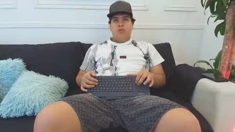 bennett_alejoo online show from November 19, 2025, 5:02 pm