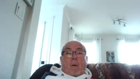 Snapshot of bernard1102 chatting on December 3, 2024, 2:05 pm bernard1102 online show from December 3, 2024, 2:05 pm