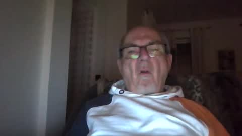 Snapshot of bernard1102 chatting on January 1, 2025, 4:29 am bernard1102 online show from January 1, 2025, 4:29 am