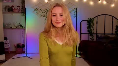 Snapshot of berrryjelly chatting on May 29, 2026, 5:27 am Hi Im NikaComing back online on Monday 3 online show from May 29, 2026, 5:27 am