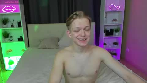 Snapshot of best_trip chatting on February 21, 2025, 5:31 pm Danny and Kira online show from February 21, 2025, 5:31 pm