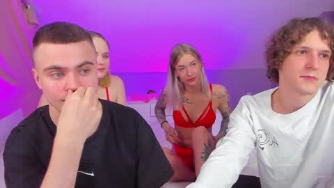 Snapshot of best_trip chatting on February 21, 2025, 11:43 pm Danny and Kira online show from February 21, 2025, 11:43 pm