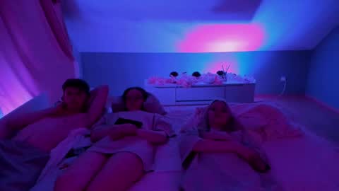 Snapshot of best_trip chatting on March 10, 2025, 5:18 pm Danny and Kira online show from March 10, 2025, 5:18 pm