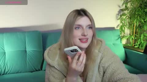 Snapshot of best_trip chatting on September 19, 2025, 2:51 pm Danny and Kira online show from September 19, 2025, 2:51 pm