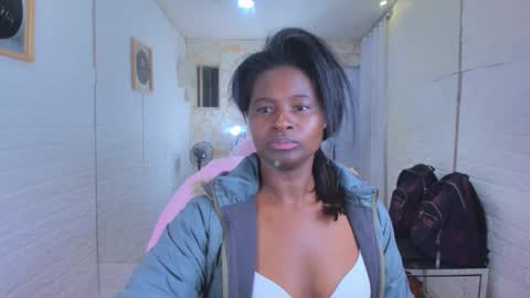 Snapshot of betany_grey chatting on February 13, 2026, 5:25 am Betaby grey online show from February 13, 2026, 5:25 am