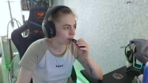 Snapshot of beverly_yay chatting on May 27, 2026, 10:45 am beverly_yay online show from May 27, 2026, 10:45 am
