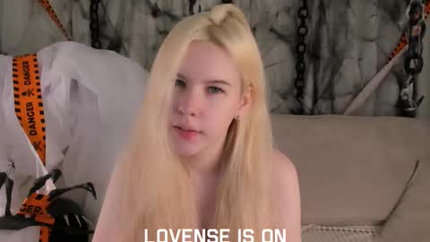 Eliz online show from November 4, 2025, 1:05 am