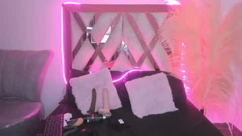 Snapshot of bigfinger125 chatting on February 23, 2025, 2:18 am Lucy and Fred online show from February 23, 2025, 2:18 am