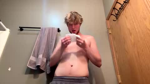 Snapshot of bigskinnyboyshh chatting on May 13, 2026, 10:49 pm bigskinnyboyshh online show from May 13, 2026, 10:49 pm