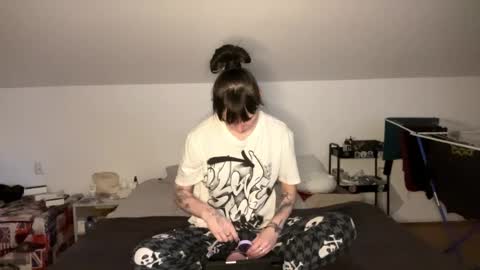 Mia online show from May 12, 2026, 8:22 am
