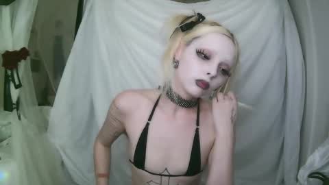 vampire fang  online show from February 4, 2026, 9:31 pm