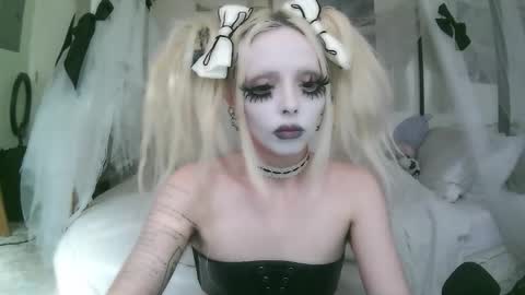 vampire fang  online show from February 13, 2026, 8:05 pm