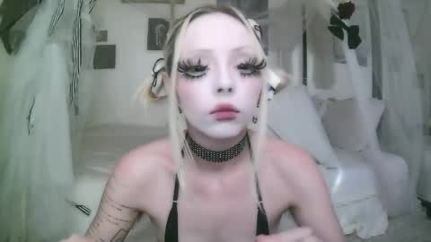 vampire fang  online show from April 5, 2026, 8:06 pm