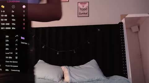 Tifffany bllom online show from September 9, 2025, 1:27 am