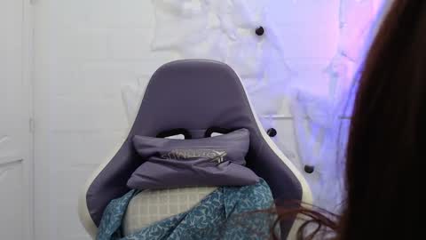   online show from October 16, 2025, 1:45 pm