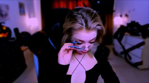 Nicole online show from October 10, 2025, 7:07 am