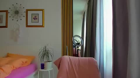 Nicole online show from February 25, 2026, 6:34 am