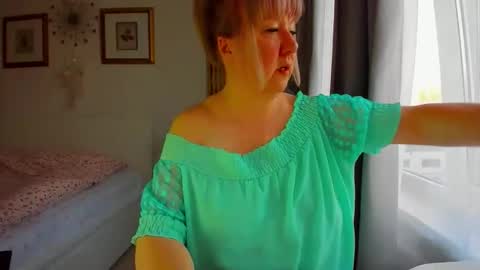 Nicole online show from April 14, 2026, 3:23 am