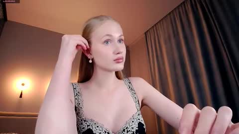 Mia online show from April 3, 2026, 1:14 am