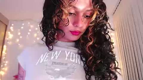 Snapshot of bluee_v chatting on April 28, 2026, 2:10 am Im Abril .. Nice to meet you thumb up me please its important INDEPENDENT MODEL online show from April 28, 2026, 2:10 am