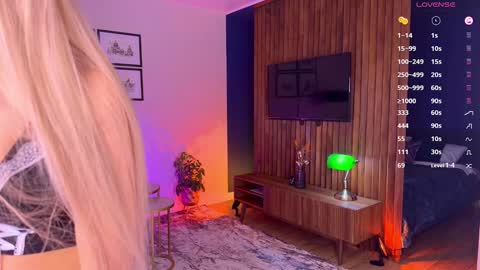 Mikki chan online show from October 18, 2025, 2:51 pm