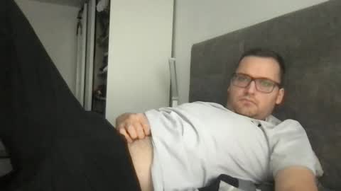 Snapshot of bobbele94 chatting on December 16, 2025, 12:32 pm bobbele94 online show from December 16, 2025, 12:32 pm