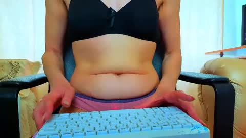 Mia online show from April 17, 2026, 3:31 am