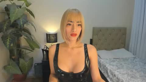bombshelllaurax online show from December 20, 2025, 2:24 pm