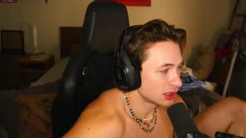 Snapshot of brentonverde chatting on December 26, 2024, 12:25 am brentonverde online show from December 26, 2024, 12:25 am