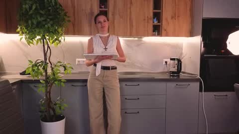 my name is Britney Im 18 years old I love to draw and want to learn to dance online show from March 3, 2026, 7:42 pm