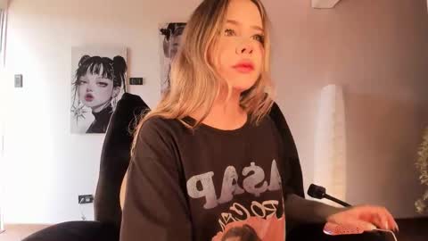 Nat  Independent model  Please help me to reach 200 thumbs up online show from March 14, 2026, 8:14 pm