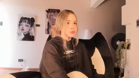 Nat  Independent model  Please help me to reach 200 thumbs up online show from March 23, 2026, 6:12 pm