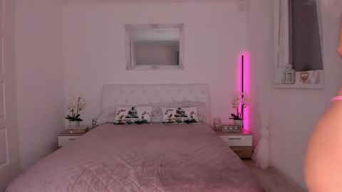 Nicolah  Steven Bond online show from April 11, 2026, 7:18 pm