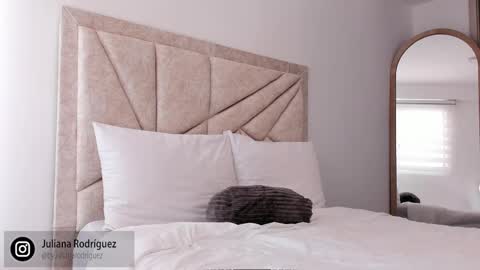 Snapshot of by_juliana chatting on September 18, 2025, 8:22 pm    online show from September 18, 2025, 8:22 pm