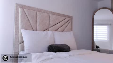 Snapshot of by_juliana chatting on September 19, 2025, 9:15 pm    online show from September 19, 2025, 9:15 pm