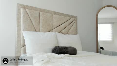 Snapshot of by_juliana chatting on October 26, 2025, 9:10 pm    online show from October 26, 2025, 9:10 pm