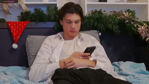 Snapshot of calvin_cay chatting on January 1, 2025, 3:02 am Calvin online show from January 1, 2025, 3:02 am