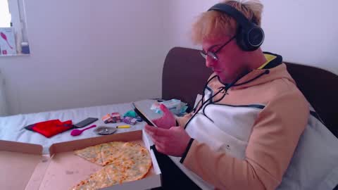 Snapshot of calvinjohnlad chatting on February 17, 2025, 11:44 am Calvinjohnlad online show from February 17, 2025, 11:44 am