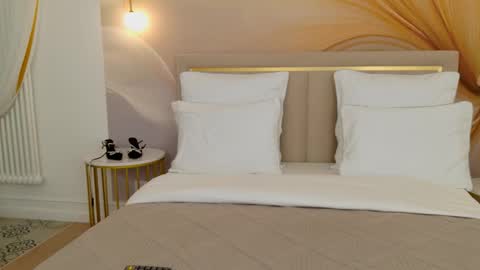 Camilla online show from September 19, 2025, 5:09 am