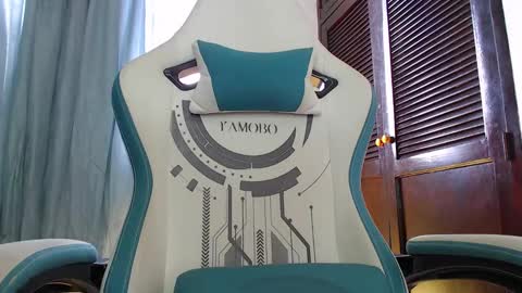 camilo_contre21 online show from February 13, 2025, 7:52 pm