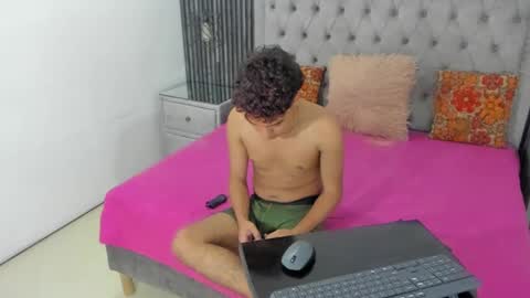 Snapshot of camilowhites chatting on March 1, 2025, 12:28 am CamilowhiteS online show from March 1, 2025, 12:28 am