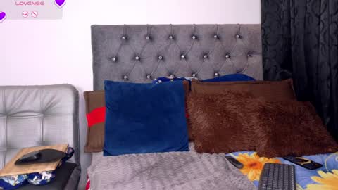 YECENIA - online show from April 15, 2026, 4:41 am