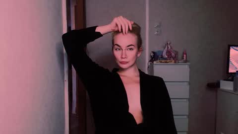 Carin online show from October 7, 2025, 7:44 pm