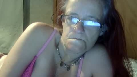 carleeswoman08 online show from April 14, 2026, 12:11 pm