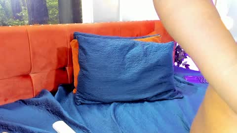 Snapshot of carliemoss chatting on December 11, 2024, 1:05 am    online show from December 11, 2024, 1:05 am