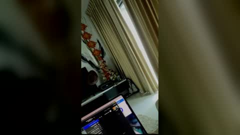 caroline_333 online show from March 6, 2026, 7:05 am