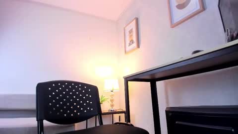  Caroline  online show from November 3, 2025, 11:11 am